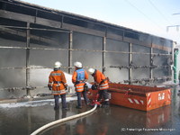 Mit Schaummischung wird das Brandgut benetzt.