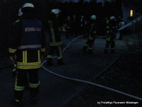 Im Hintergrund der Angriffstrupp beim Löschen des Brandes