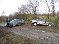 Ein Golf und ein Mercedes schleuderten von der B27.