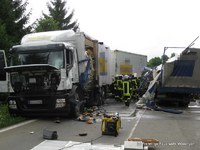 Nachbesprechung zwischen den demolierten Fahrzeugen.