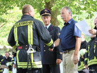 Der stv. Mössinger Bürgermeister Max Göhner (rechts) und Kommandant Bernd Strohmaier (Mitte) gratulieren den Gruppenführern.