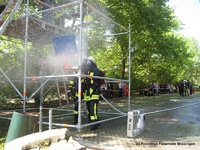 Das Baugerüst simuliert bei der Brandübung das brennende Gebäude.