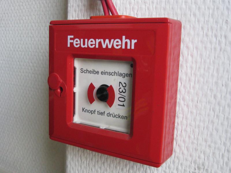Handdruckmelder einer Brandmeldeanlage - Archivbild